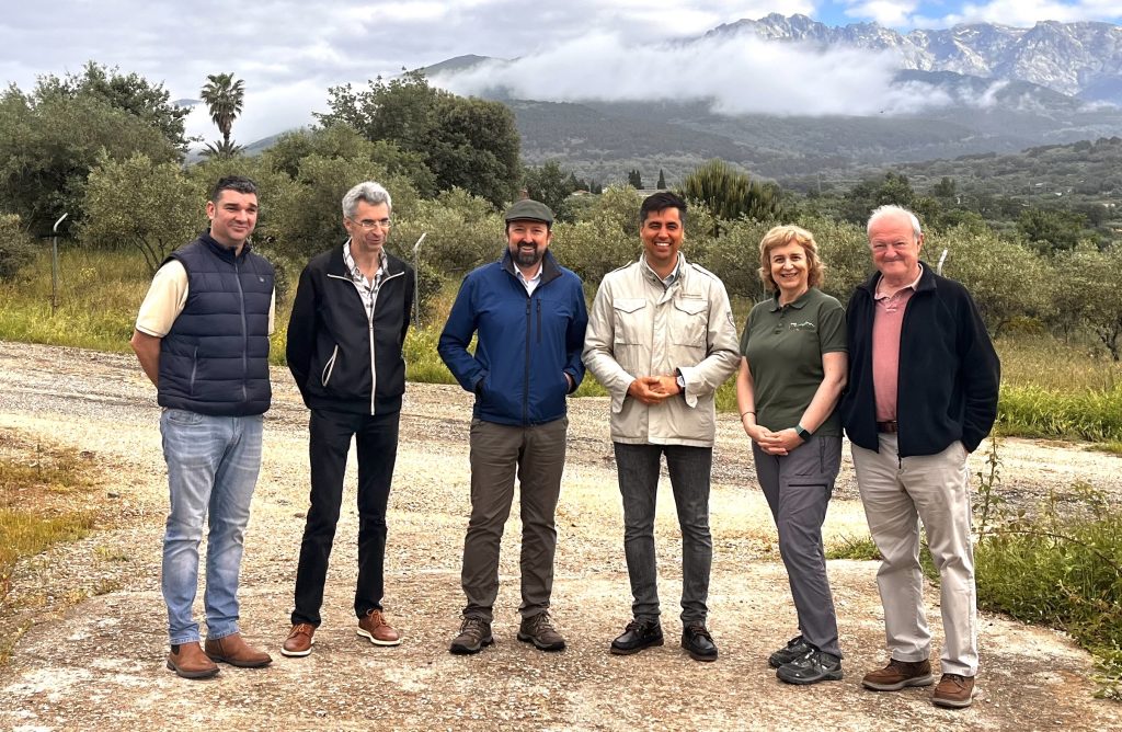 Los responsables de Biopastoreo se reúnen con el alcalde de Candeleda para avanzar en el proyecto